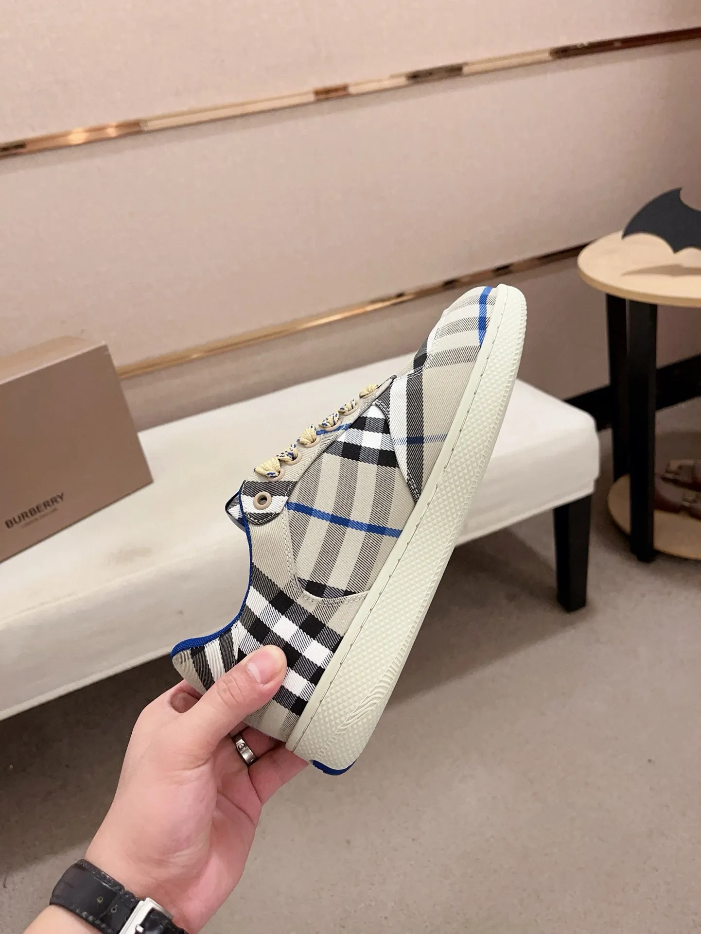 Men's shoes 💰: 560💰🇮🇹🇮🇹The counters are synchronized with Burberry's top purchasing agents🔍🔍Synchronized sales. Positive code number: 38-44. Italian imported cowhide, fully imported sheepskin lining, sole: original sole provided by the original factory, exclusive movable molded sole, super comfortable, original factory follow-up order, 🔍🔍high quality, you can enter and leave the counter at will, welcome to compare (45 yuan for customization, no return or exchange)